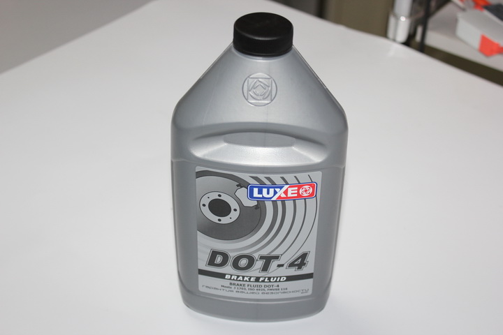 Жидкость тормозная  DOT-4  1л  (800г)  (пр-во LUXЕ)
